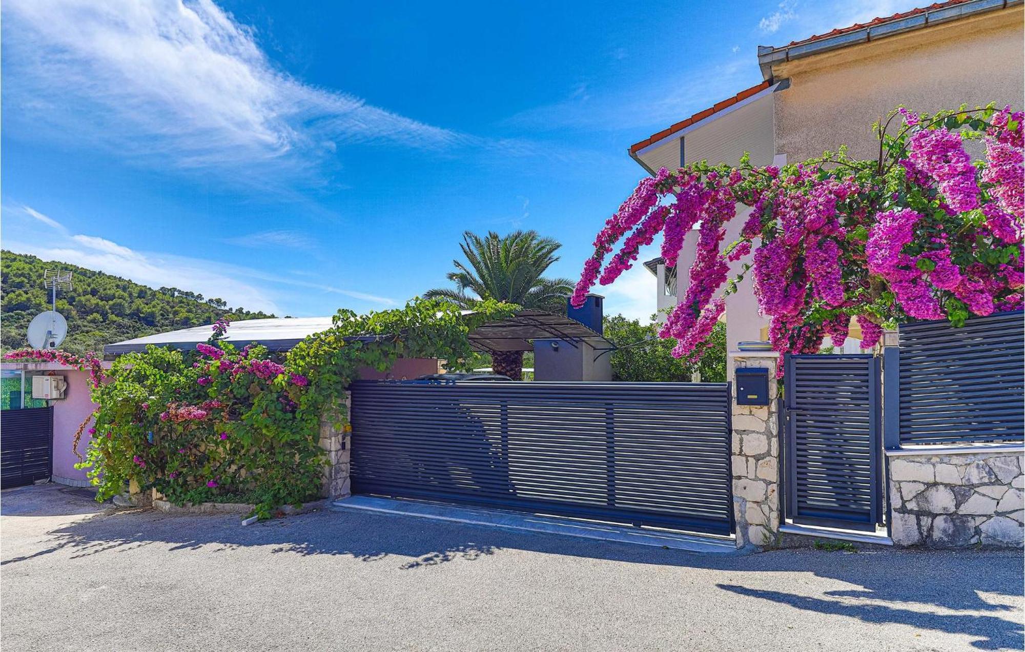 5 Bedroom Cozy Home In Okrug Donji Donji Okrug  Εξωτερικό φωτογραφία