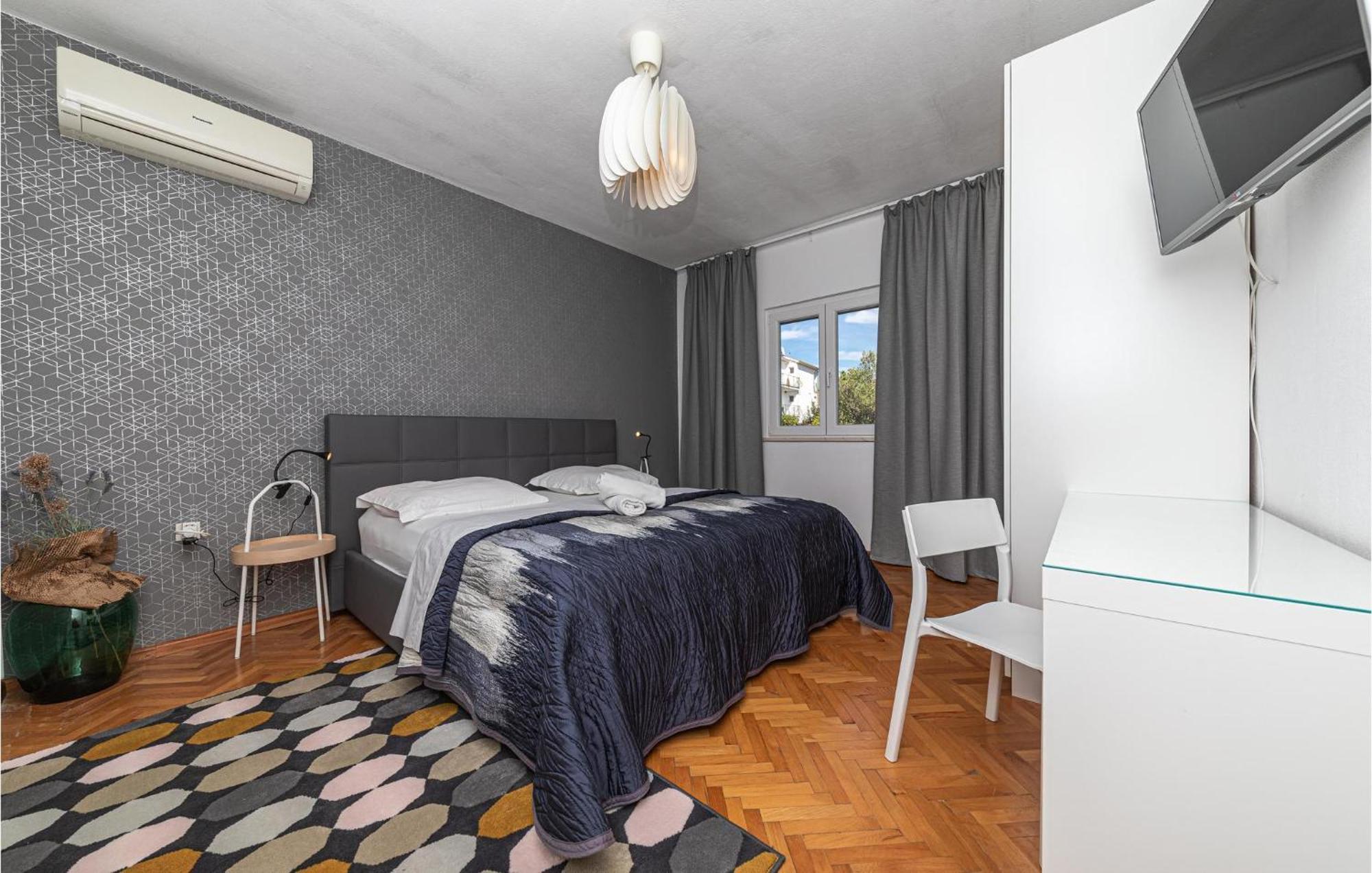 5 Bedroom Cozy Home In Okrug Donji Donji Okrug  Εξωτερικό φωτογραφία