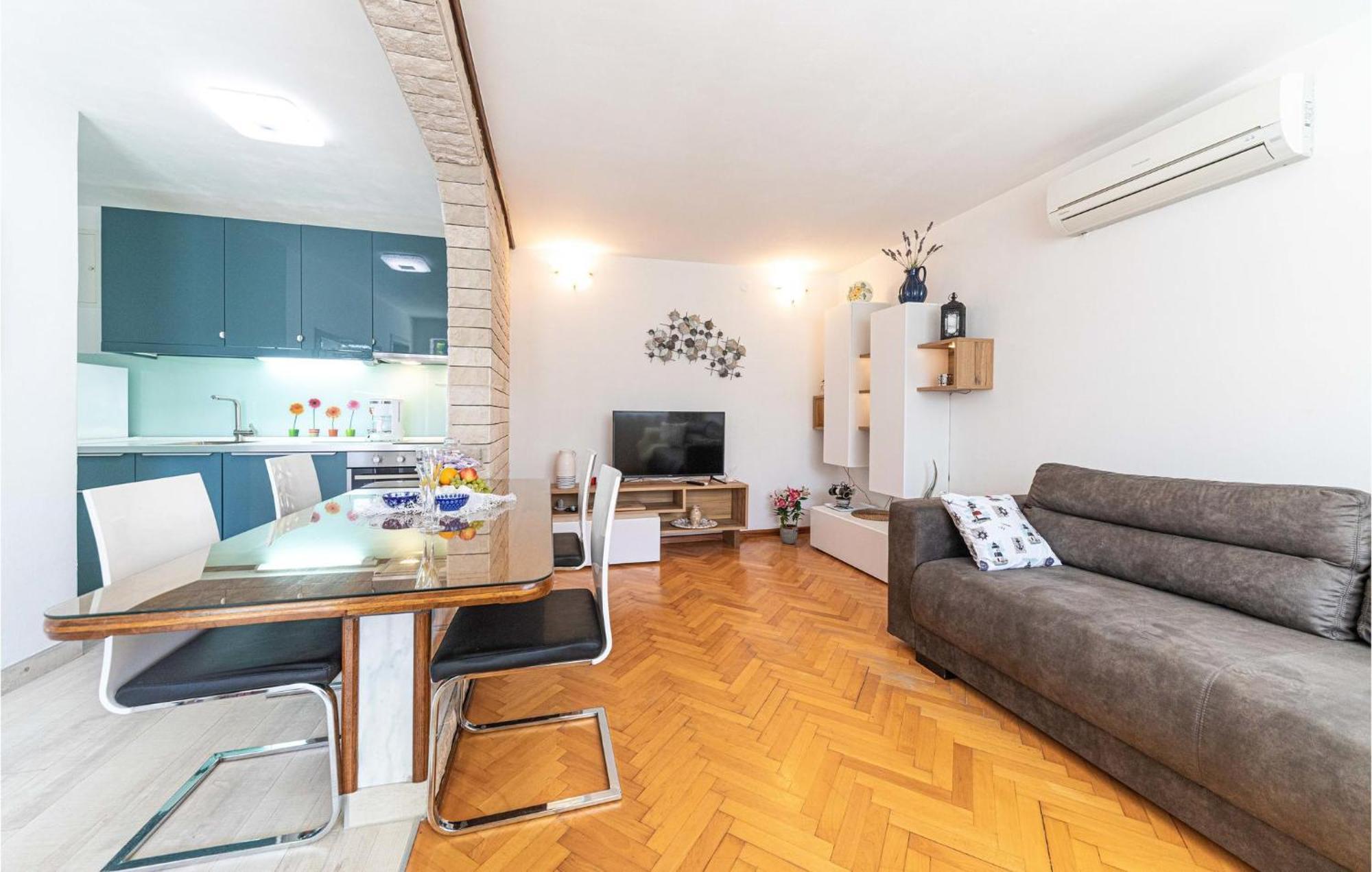 5 Bedroom Cozy Home In Okrug Donji Donji Okrug  Εξωτερικό φωτογραφία