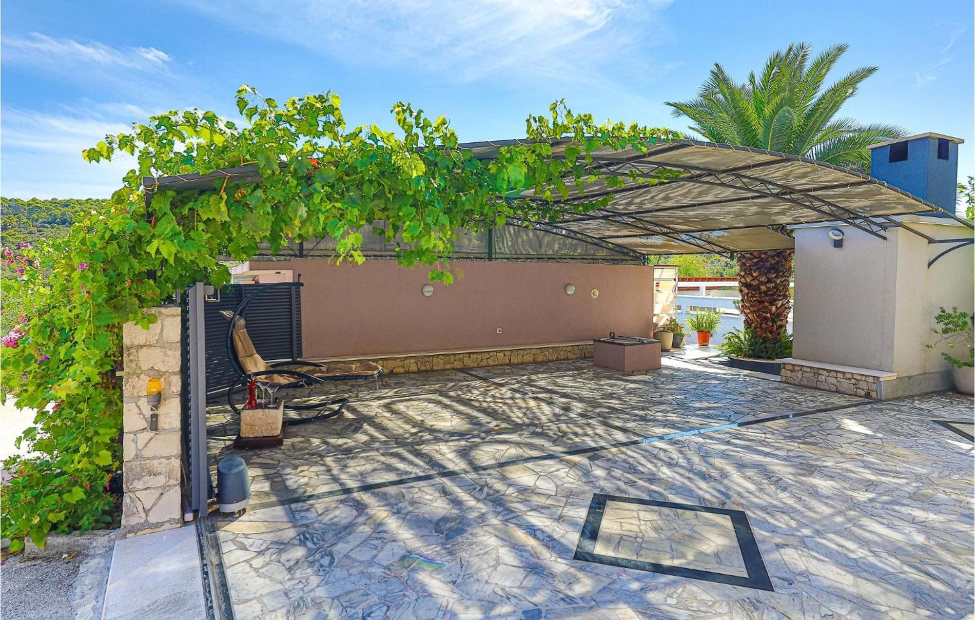 5 Bedroom Cozy Home In Okrug Donji Donji Okrug  Εξωτερικό φωτογραφία