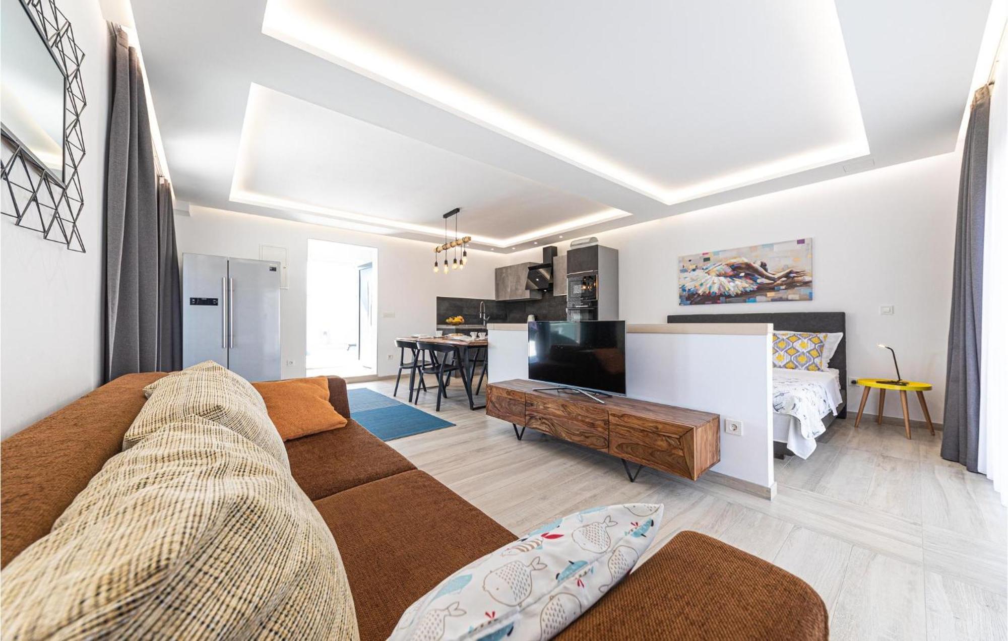 5 Bedroom Cozy Home In Okrug Donji Donji Okrug  Εξωτερικό φωτογραφία