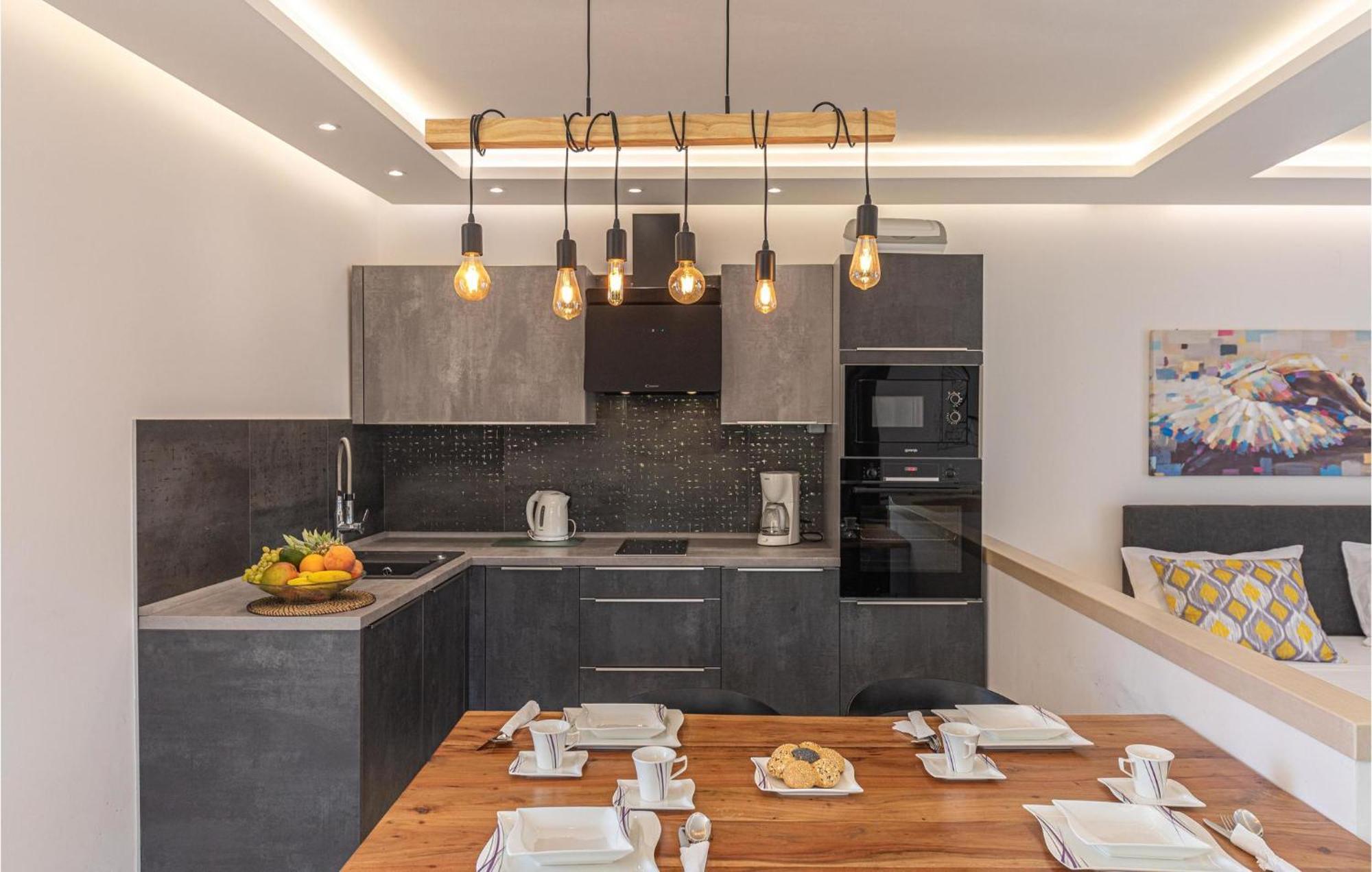 5 Bedroom Cozy Home In Okrug Donji Donji Okrug  Εξωτερικό φωτογραφία