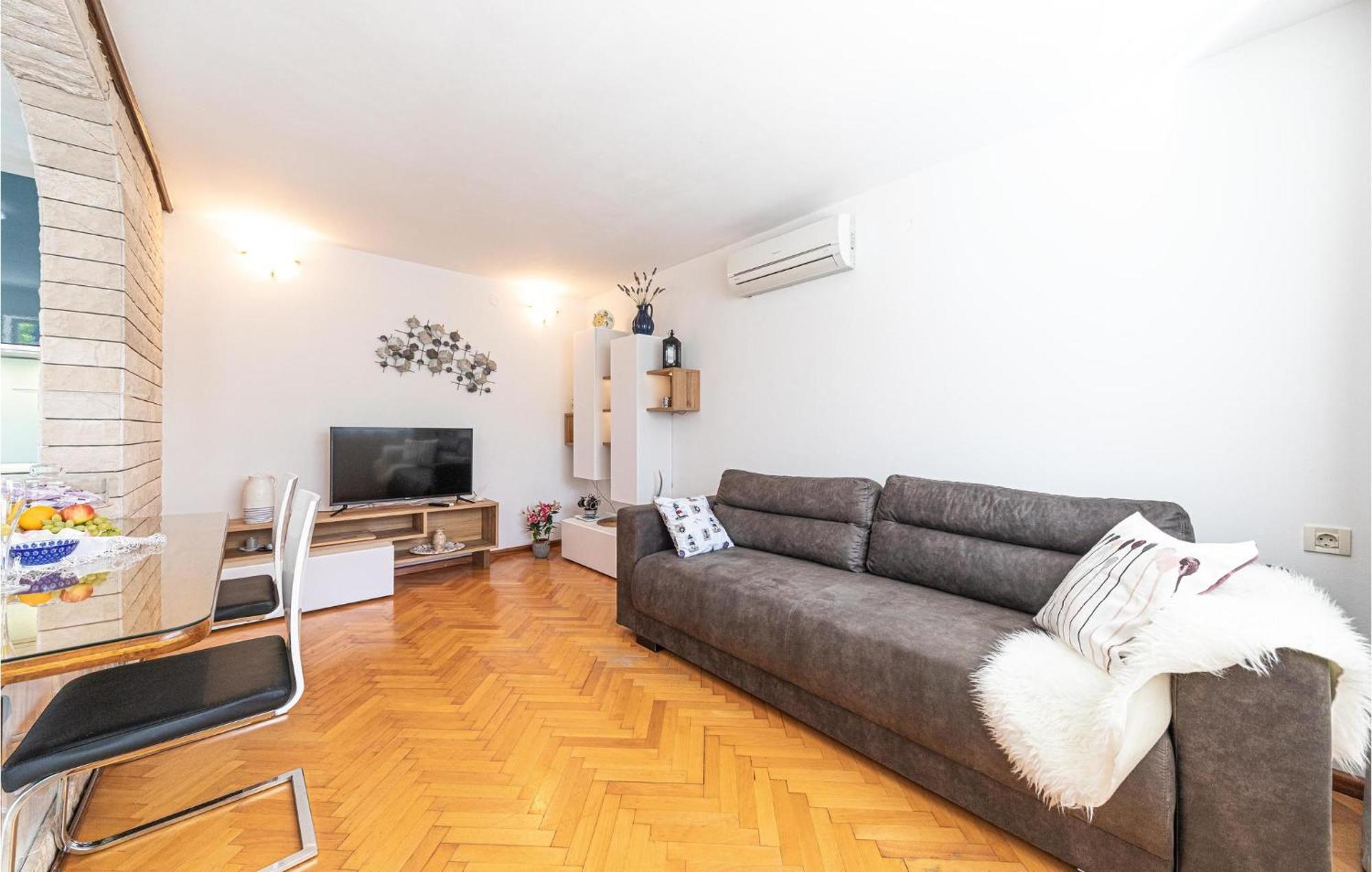 5 Bedroom Cozy Home In Okrug Donji Donji Okrug  Εξωτερικό φωτογραφία