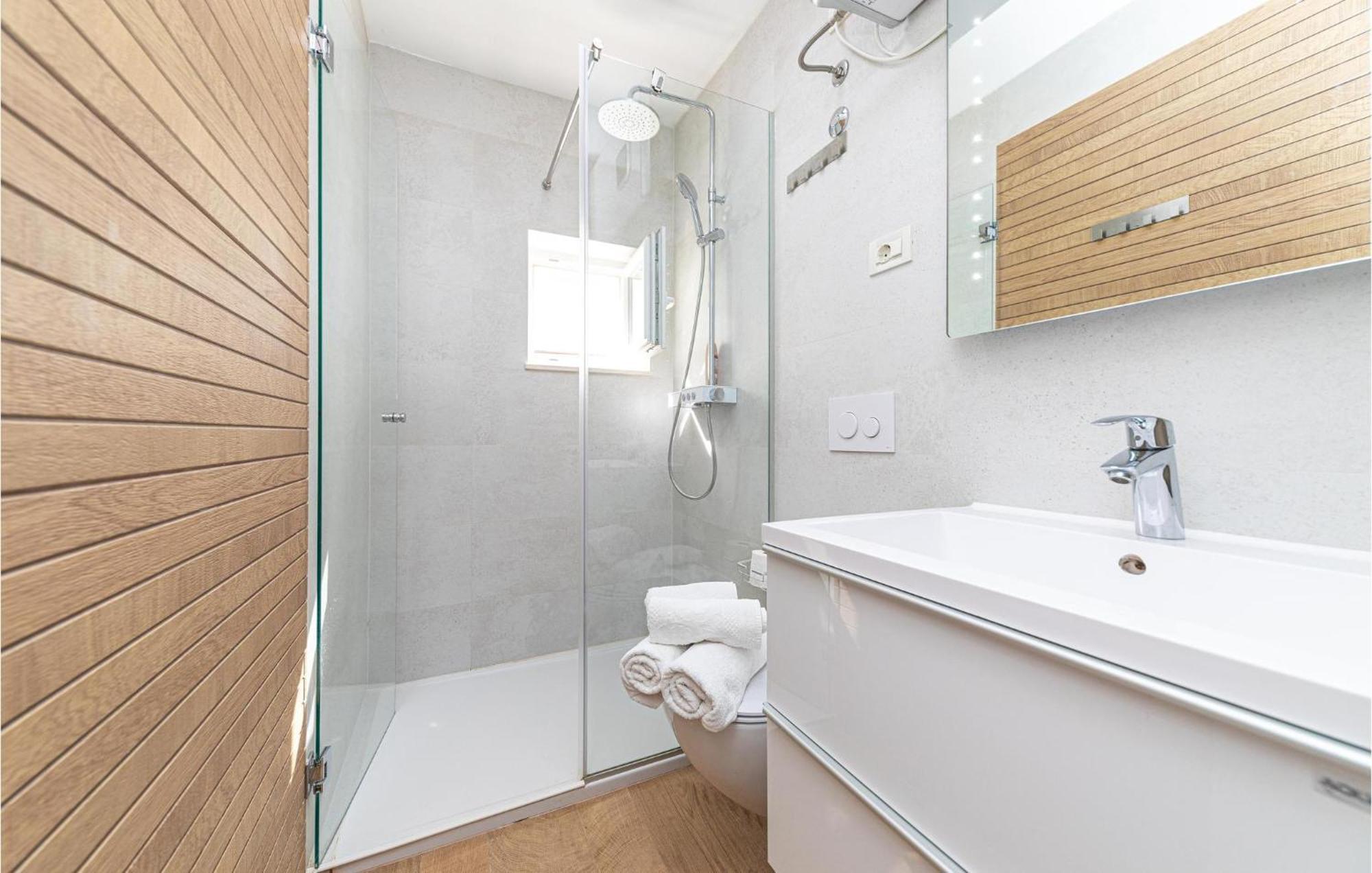 5 Bedroom Cozy Home In Okrug Donji Donji Okrug  Εξωτερικό φωτογραφία