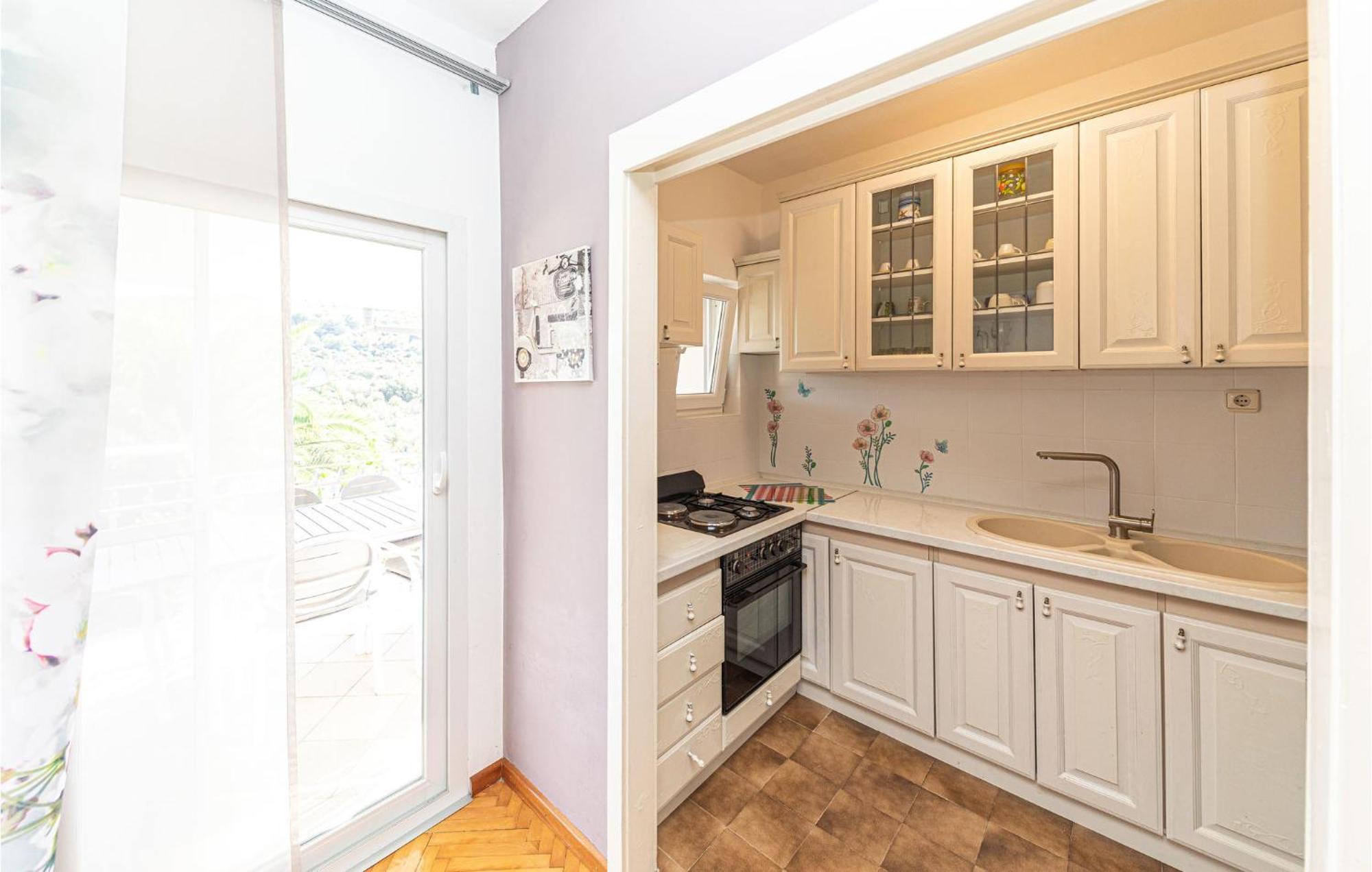 5 Bedroom Cozy Home In Okrug Donji Donji Okrug  Εξωτερικό φωτογραφία