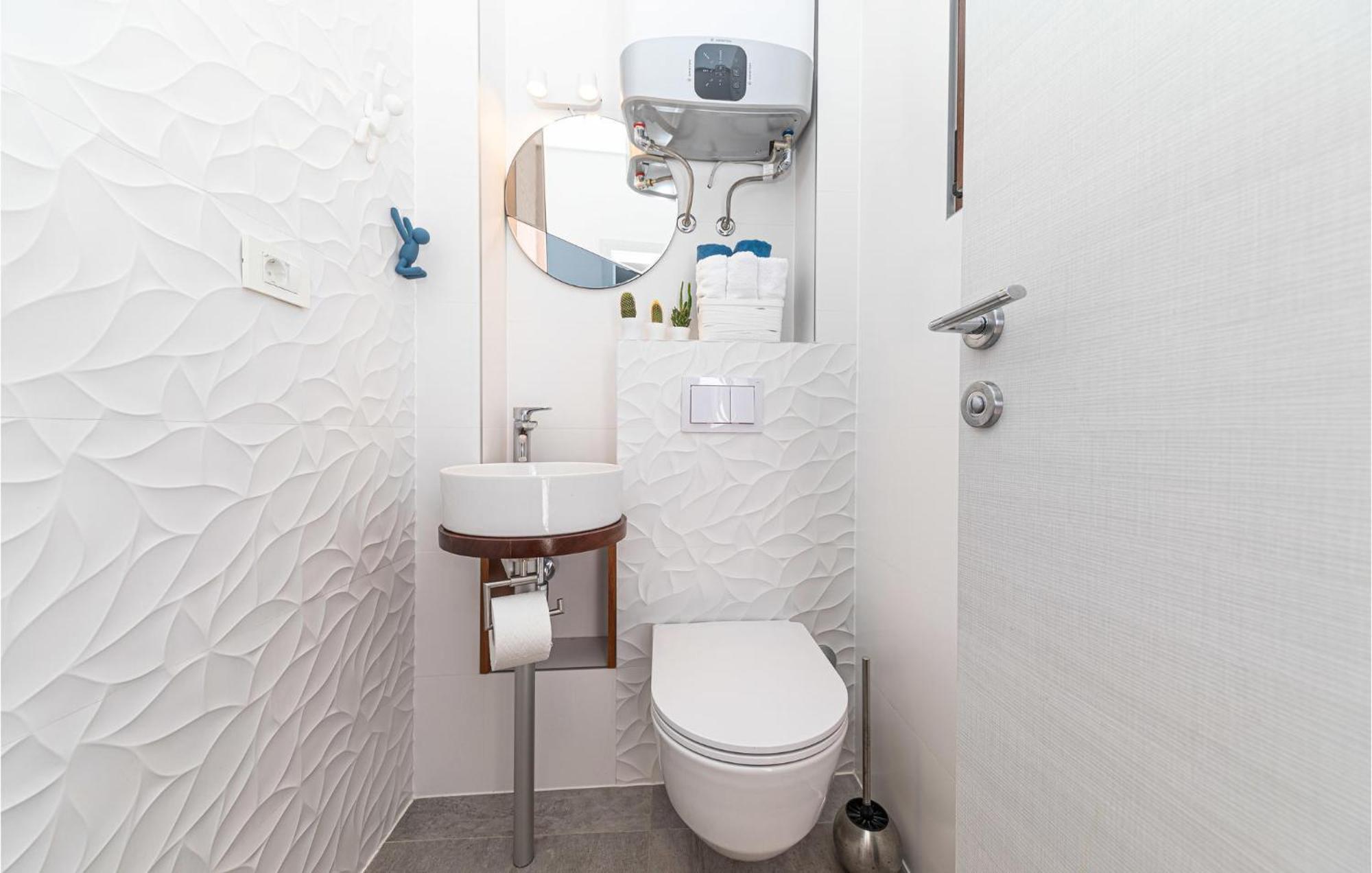 5 Bedroom Cozy Home In Okrug Donji Donji Okrug  Εξωτερικό φωτογραφία