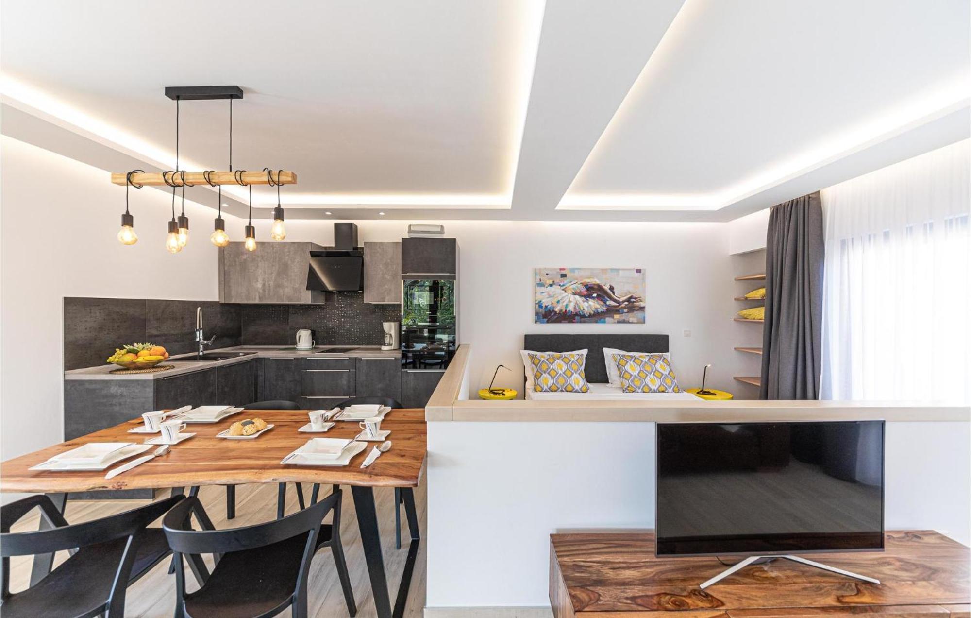 5 Bedroom Cozy Home In Okrug Donji Donji Okrug  Εξωτερικό φωτογραφία