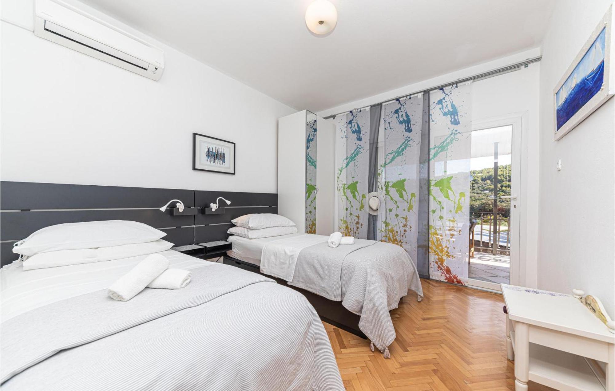 5 Bedroom Cozy Home In Okrug Donji Donji Okrug  Εξωτερικό φωτογραφία