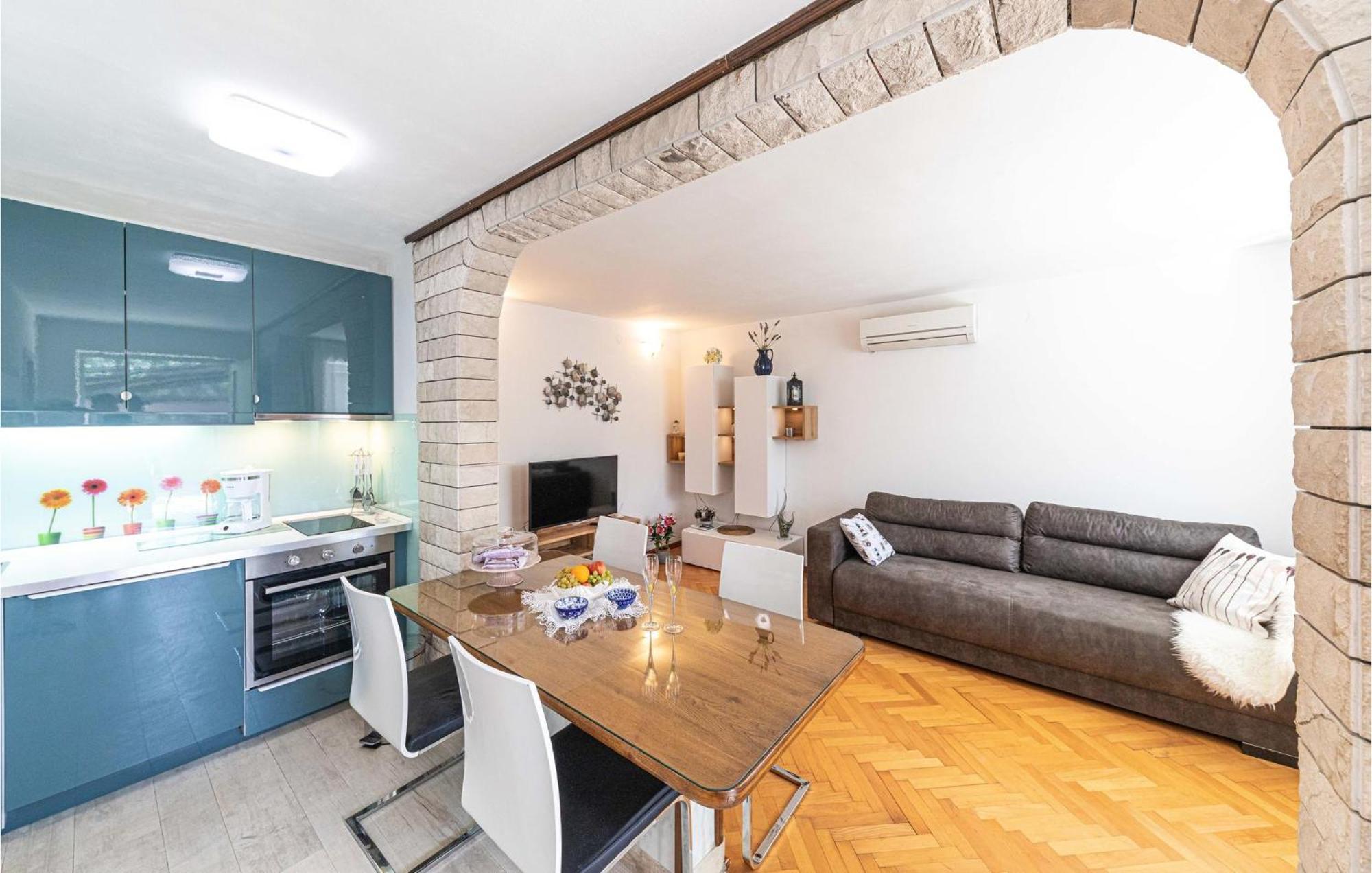 5 Bedroom Cozy Home In Okrug Donji Donji Okrug  Εξωτερικό φωτογραφία