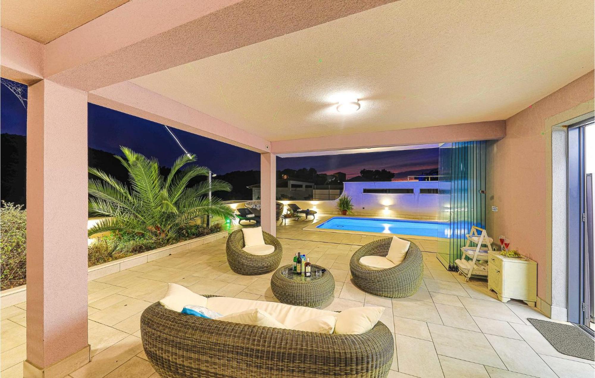 5 Bedroom Cozy Home In Okrug Donji Donji Okrug  Εξωτερικό φωτογραφία