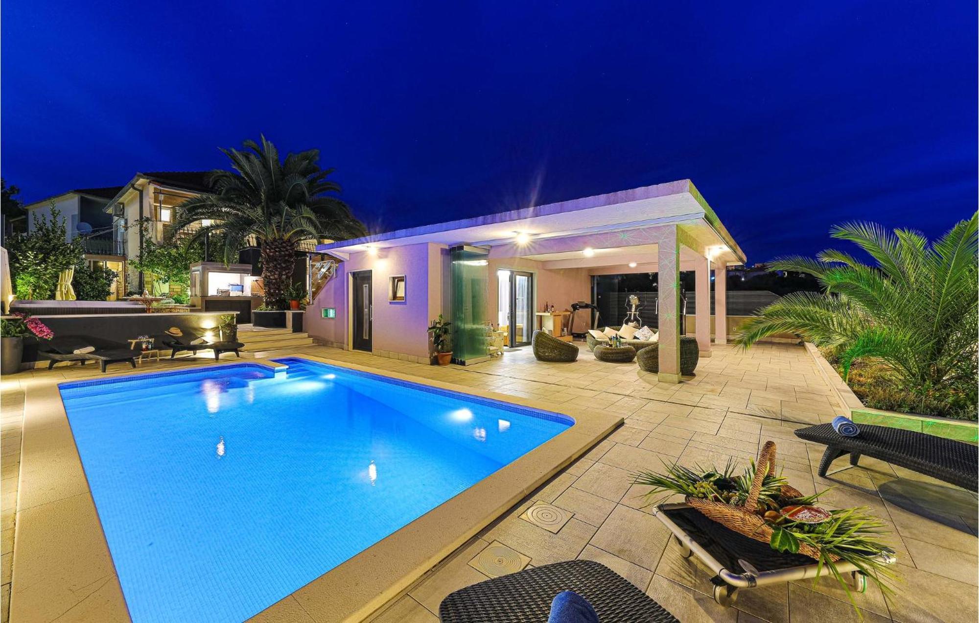 5 Bedroom Cozy Home In Okrug Donji Donji Okrug  Εξωτερικό φωτογραφία